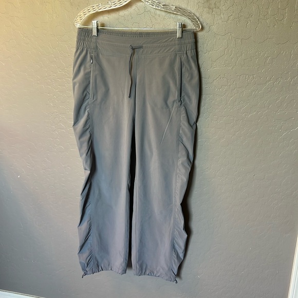 ATHLETA grey jogger pant!  EUC! Size 4P. - Picture 1 of 7